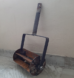 Manual instrument for weed control